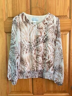 Women’s gently used size petite medium Alfred Dunner lightweight brown blouse